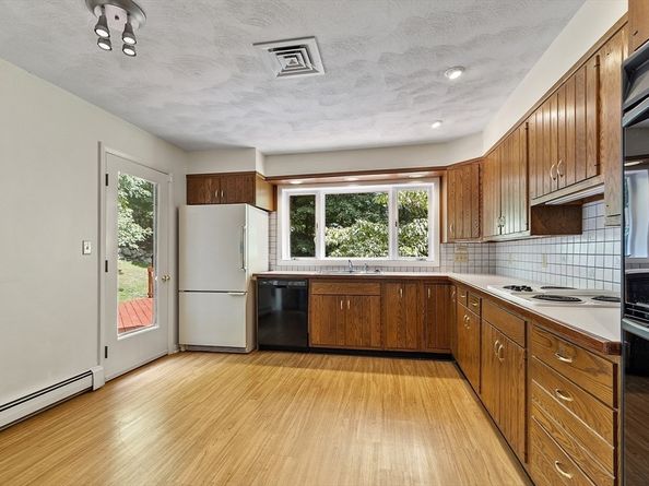 33 Valley Rd, Southborough MA 01772
