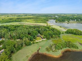 66 Mayflower Ridge Dr, Wareham MA 02571