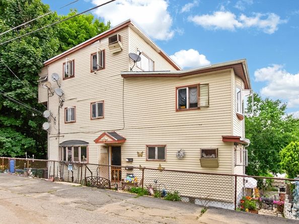 55 Canton St, Fitchburg MA 01420