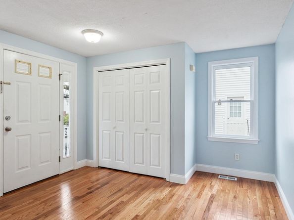 29 Lamplighter Ln, Chelmsford MA 01863