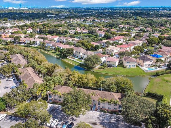 2125 NW 77th Way 203, Pembroke Pines FL 33024