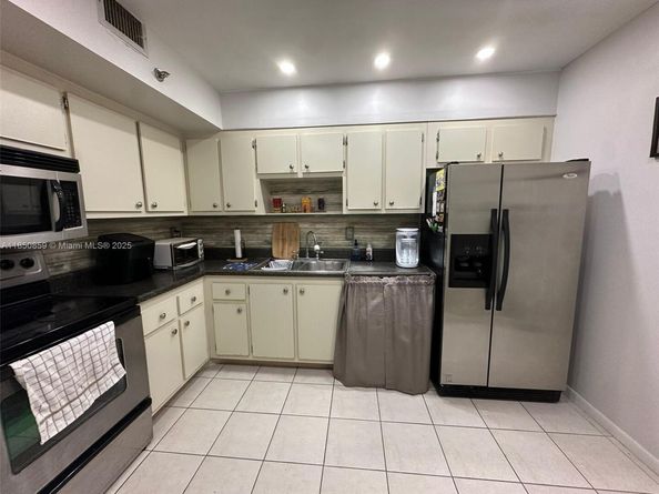 901 Hillcrest Dr 215, Hollywood FL 33021
