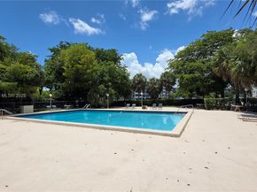 901 Hillcrest Dr 215, Hollywood FL 33021