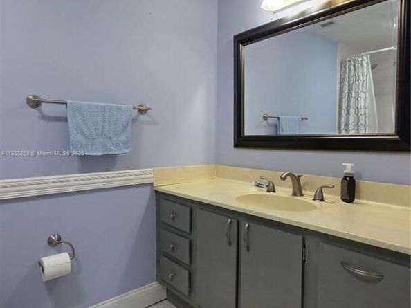 901 Hillcrest Dr 215, Hollywood FL 33021