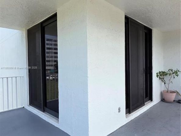 901 Hillcrest Dr 215, Hollywood FL 33021