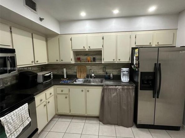 901 Hillcrest Dr 215, Hollywood FL 33021