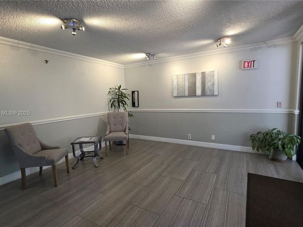 901 Hillcrest Dr 215, Hollywood FL 33021