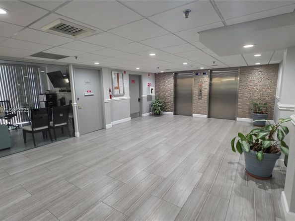 901 Hillcrest Dr 215, Hollywood FL 33021