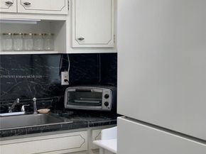 2111 NE 42nd Ct 103W, Lighthouse Point FL 33064