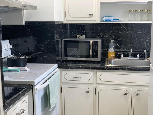 2111 NE 42nd Ct 103W, Lighthouse Point FL 33064