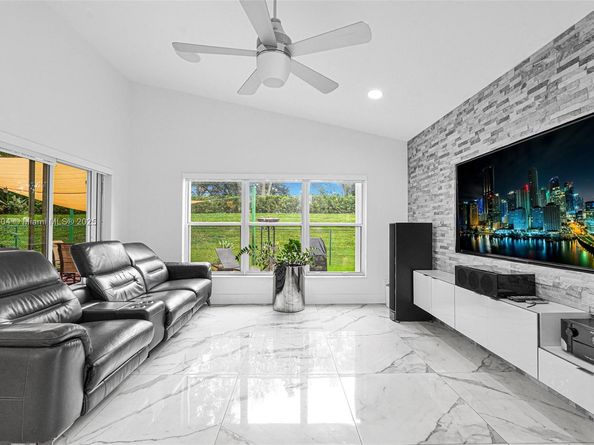 16255 SW 2nd Dr, Pembroke Pines FL 33027