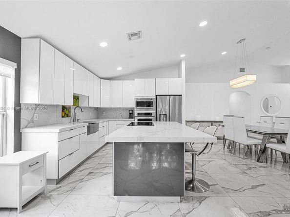 16255 SW 2nd Dr, Pembroke Pines FL 33027