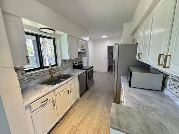 6901 SW 10th Ct, Pembroke Pines FL 33023