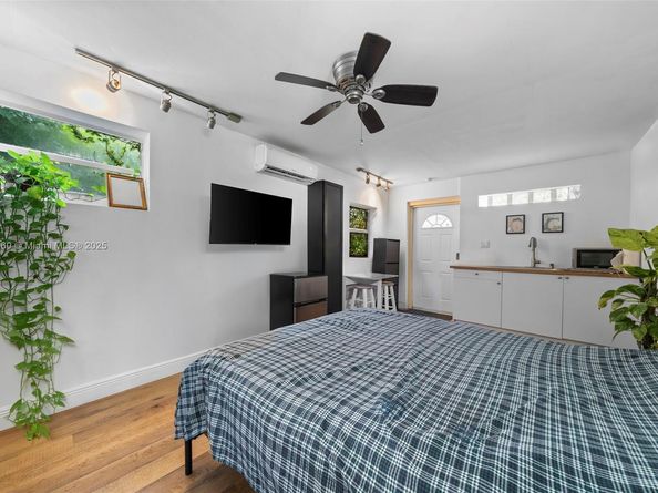 555 NE 73rd St, Miami FL 33138
