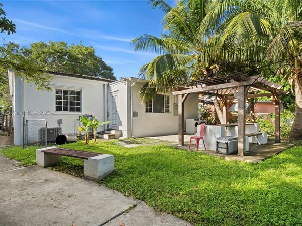 555 NE 73rd St, Miami FL 33138