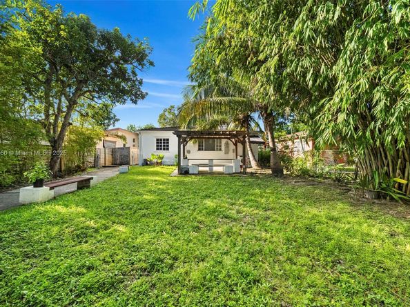 555 NE 73rd St, Miami FL 33138