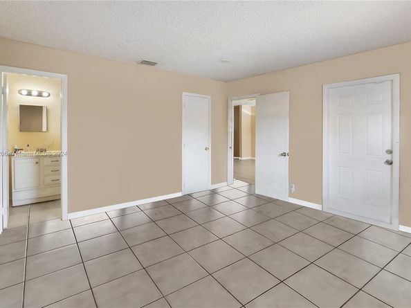 1440 NW 20th St, unit B, Fort Lauderdale FL 33311