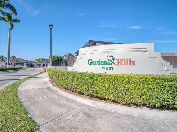 15965 SW 98th St, Miami FL 33196