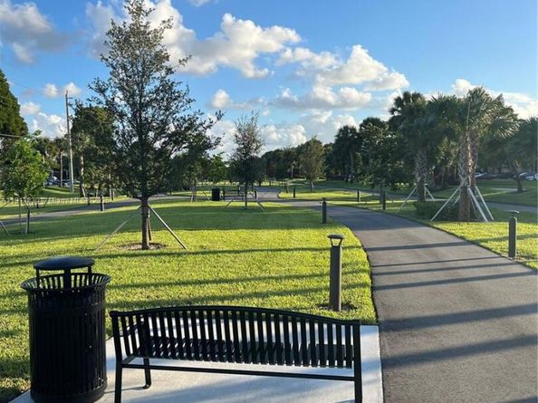 12550 SW 15th St 307E, Pembroke Pines FL 33027