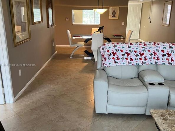 12550 SW 15th St 307E, Pembroke Pines FL 33027