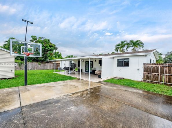 10040 SW 212th St, Cutler Bay FL 33189