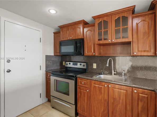 437 Golden Isles Dr 4D, Hallandale Beach FL 33009