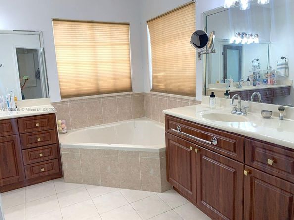 4124 SW 91st Ct, Miami FL 33165