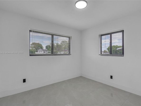 1000 NW 198th St, Miami Gardens FL 33169