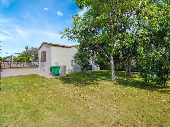 2780 NW 6th St, Miami FL 33125