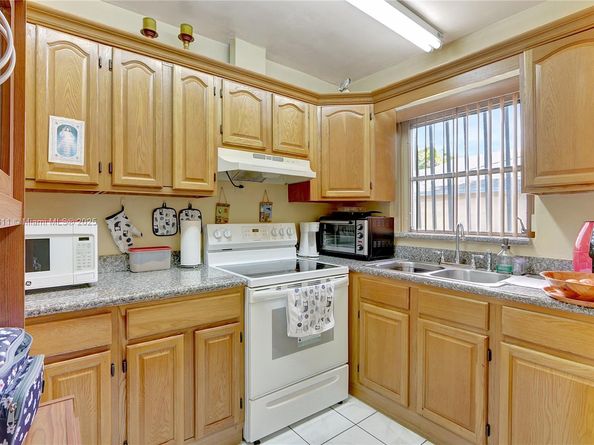 2780 NW 6th St, Miami FL 33125