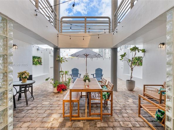 2977 Mcfarlane Rd PH9, Miami FL 33133