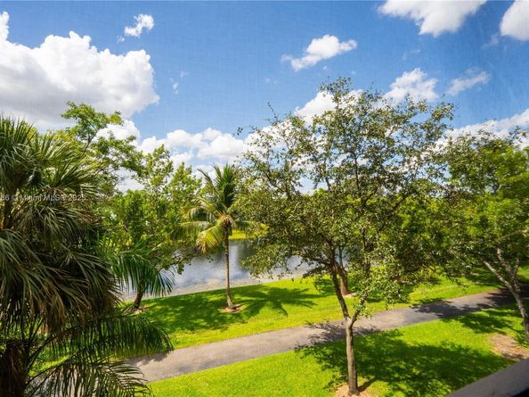 2206 S Cypress Bend Dr 305, Pompano Beach FL 33069