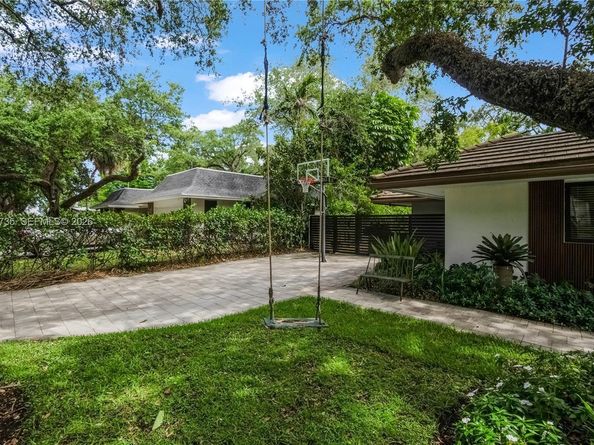 2140 NE 190th Ter, Miami FL 33179