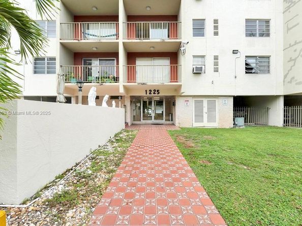 1225 NE 124th St 42B, North Miami FL 33161