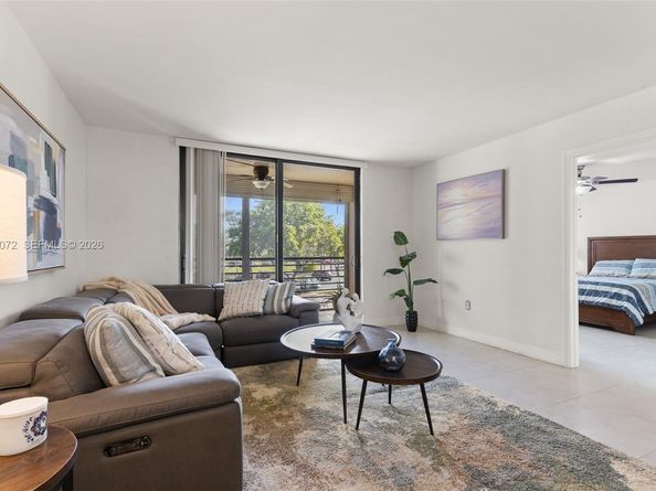 1000 Colony Point Cir 220, Pembroke Pines FL 33026