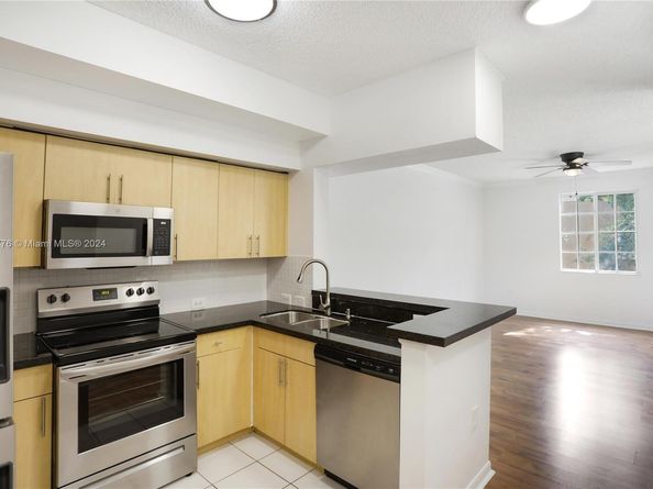 2941 NE 185th St 1305, Miami FL 33180