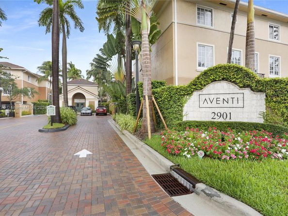 2941 NE 185th St 1305, Miami FL 33180