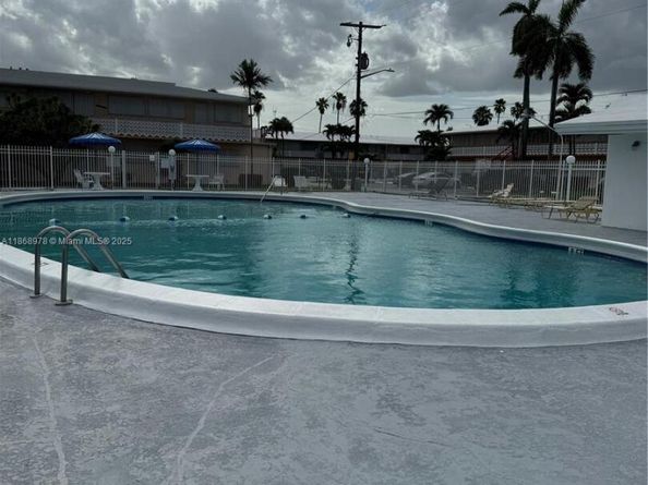 900 SW 11th Ave 8C, Hallandale Beach FL 33009
