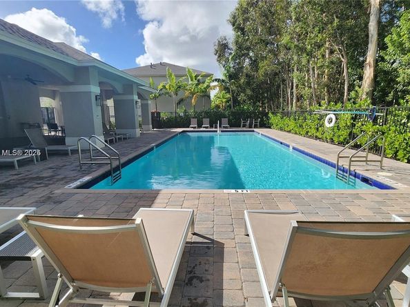 1202 NW 208th Ter, Miami Gardens FL 33169