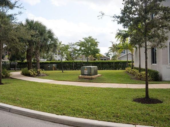 1202 NW 208th Ter, Miami Gardens FL 33169