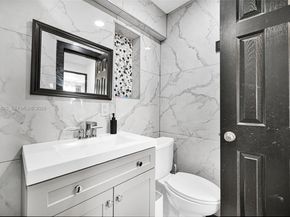 900 Crystal Lake Dr 2B, Deerfield Beach FL 33064