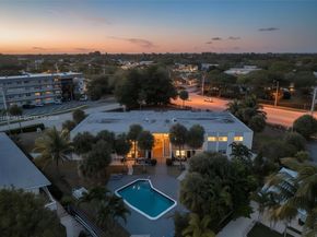 900 Crystal Lake Dr 2B, Deerfield Beach FL 33064