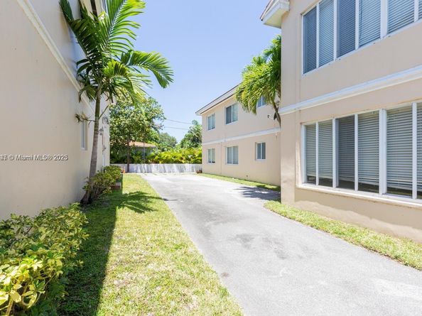 2880-2882 S Le Jeune Rd, Coral Gables FL 33134