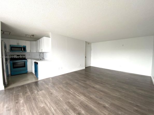 494 NW 165th St Rd C601, Miami FL 33169