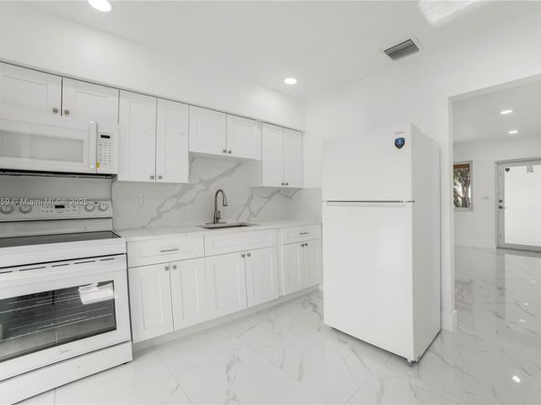 801 NW 109th St, Miami FL 33168