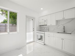 801 NW 109th St, Miami FL 33168