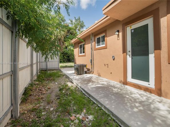 801 NW 109th St, Miami FL 33168