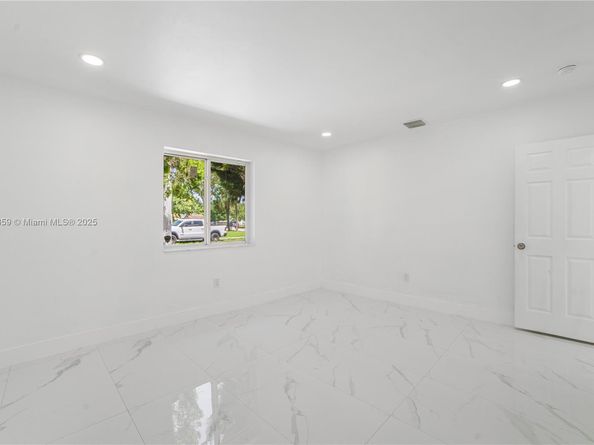 801 NW 109th St, Miami FL 33168