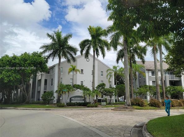 711 SW 111th Way 301, Pembroke Pines FL 33025