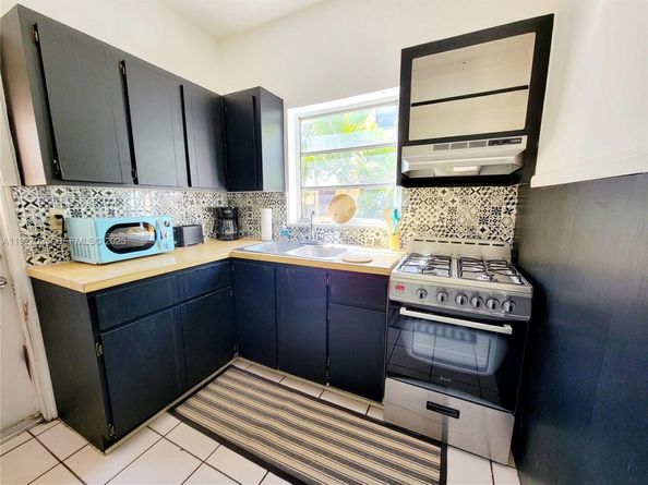 1872 SW 9th St, Miami FL 33135